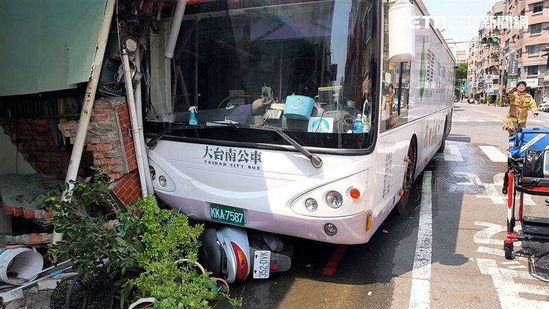 3號公車行經崇德、德東路口時，不明原因衝撞民宅，紅磚牆倒塌、連帶斷了消防栓。（圖／民眾提供）