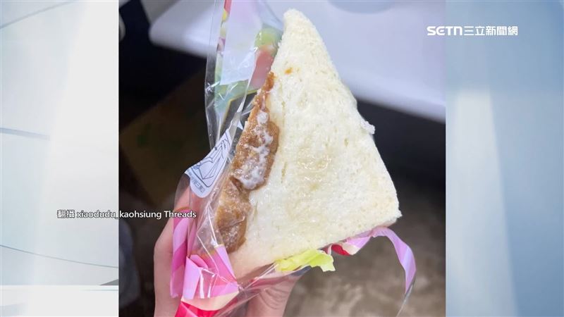 民眾三明治，把麵包打開發現裡面的肉片出乎意料的小塊