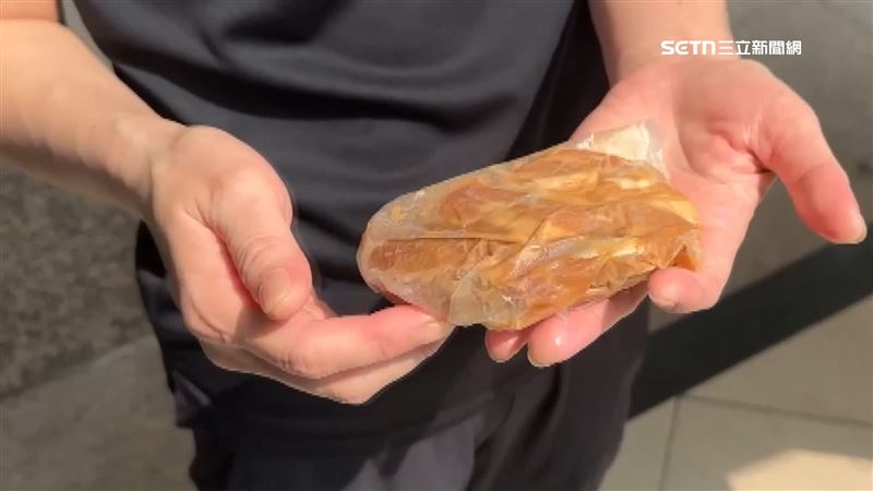 店家拿出生肉解釋，說是因為肉塊煎熟後縮水導致