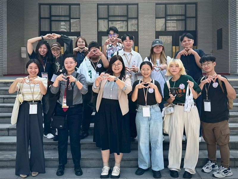 民進黨新住民事務部本週完成「民主超新星&mdash;新二代國會計畫」培訓課程，12名青年培力生將投入民進黨立委辦公室實習。（圖／民進黨提供）