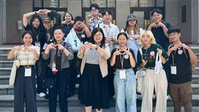 民進黨新住民事務部本週完成「民主超新星—新二代國會計畫」培訓課程，12名青年培力生將投入民進黨立委辦公室實習。（圖／民進黨提供） 