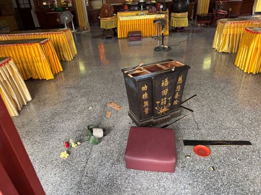 三元寺的功德箱，整個被倪姓竊賊撬開破壞偷走香油錢，氣得索賠2萬元。(圖／翻攝畫面)
