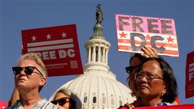 民眾聚集舉著手牌，反對美國總統川普部署國民兵和增加聯邦駐軍的命令。（圖／路透社／達志影像）