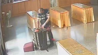 以為虔誠信徒8度參拜！竟是偷香油錢惡賊