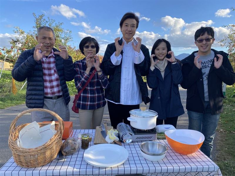 有「亞洲美食天王」之稱的名廚陳鴻，近期受邀擔任青森縣台灣親善大使，並在蘋果公園現場下廚，把台日食材巧妙融合，端出創意十足的貴婦級料理。（圖／陳鴻提供）