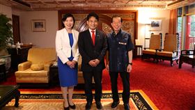 日本自民黨參議員、農林水產副大臣滝波宏文（中）以私人行程訪台，與前駐日代表、總統府資政謝長廷（右）餐敘，並接受三立新聞獨家專訪。（圖／記者吳承斌攝影）