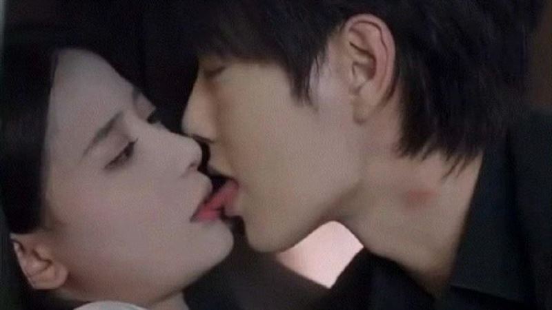 女星拍戲突遭伸舌頭舔吻　畫面曝光網炸鍋