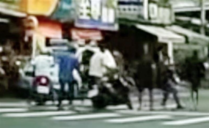 台大醫斗六分院前，男子突然情緒失控推倒女騎士。（圖／翻攝畫面）