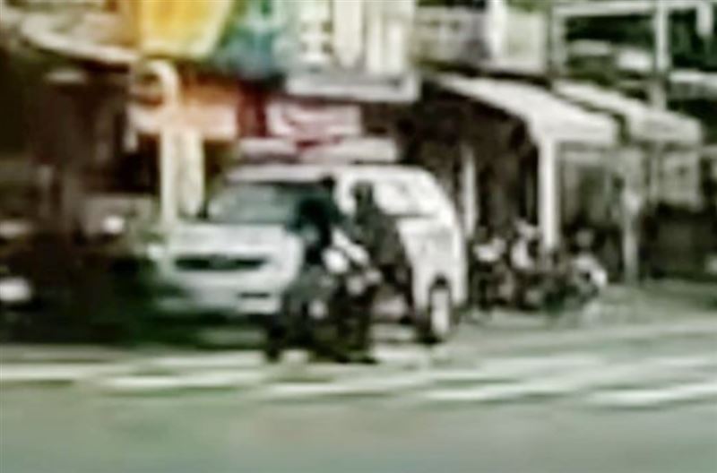 男子突然情緒失控推倒女騎士，後續被警方強制送醫。（圖／翻攝畫面）