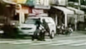 台大醫斗六分院前驚傳隨機攻擊！男子「情緒失控」推倒女騎士搶車