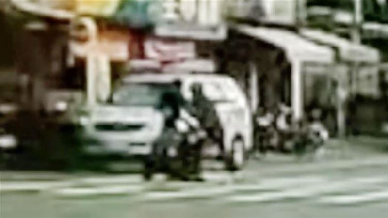 雲林男突情緒失控！衝路口推倒女騎士搶車