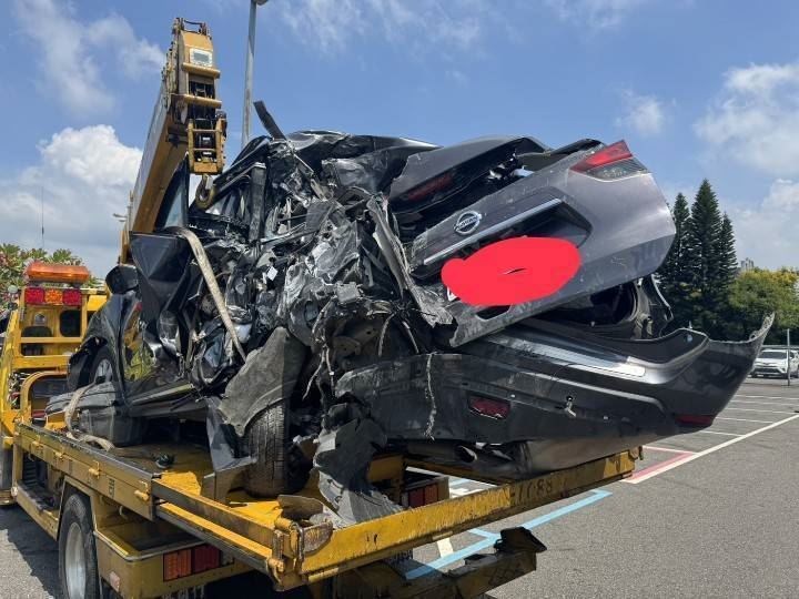 2輛轎車遭追撞，車尾幾乎全毀成廢鐵。（圖／翻攝畫面）