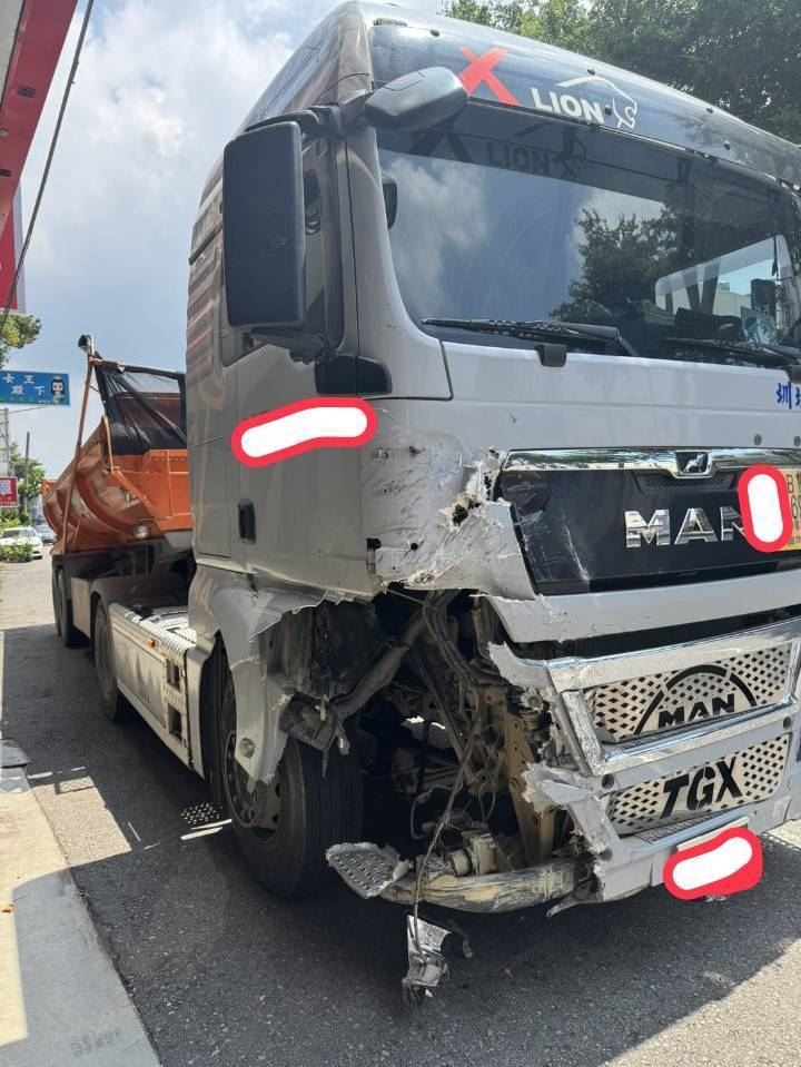 砂石車駕駛因未注意前車狀況，撞上停在路肩的車輛。（圖／翻攝畫面）