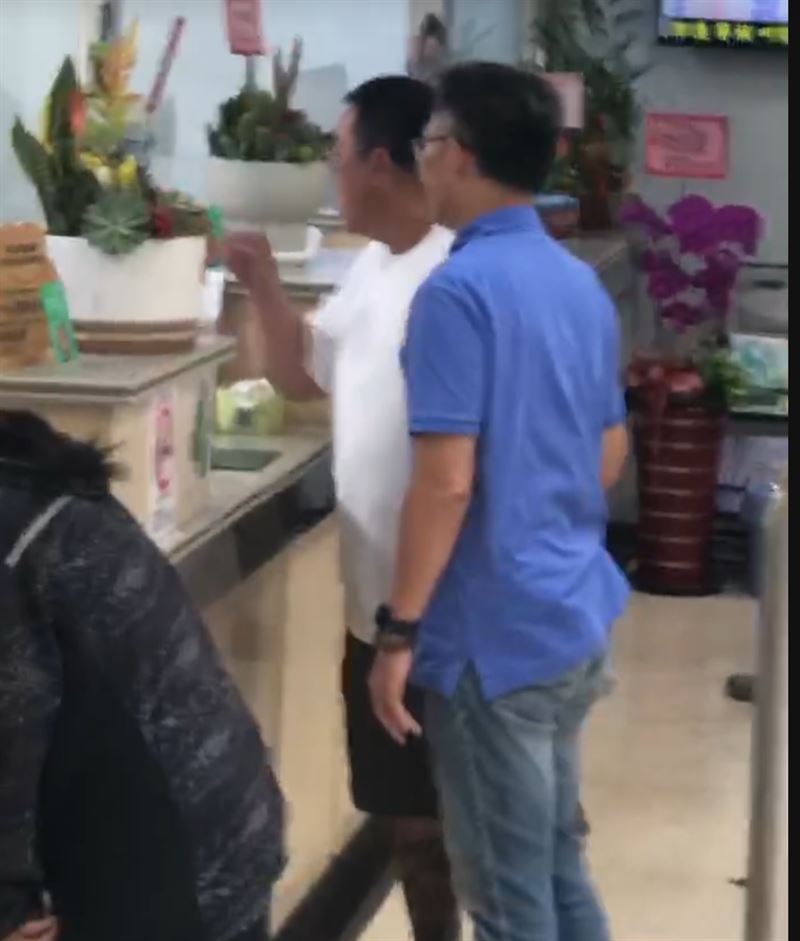 陳清茂拿著文件夾重拍桌面，手還指著行員飆罵。（圖／翻攝自記者爆料網）