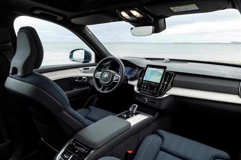 內裝以皮革、木質與織布材質交錯鋪陳。（VOLVO提供）