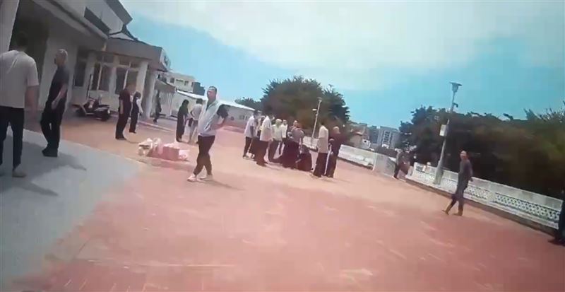 家屬氣到和禮儀人員發生衝突。（圖／翻攝畫面）