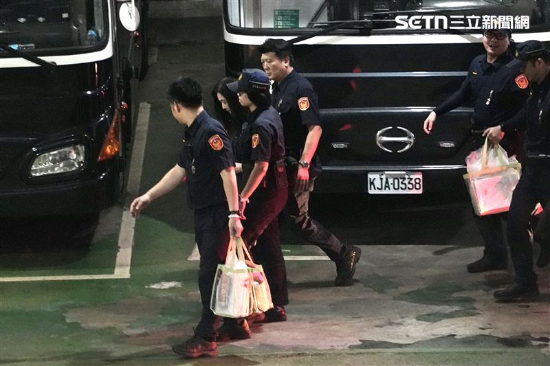 和柯文哲一樣被羈押滿1年，應曉薇走下囚車，終於可以交保回家。（圖／記者鄭孟晃攝）