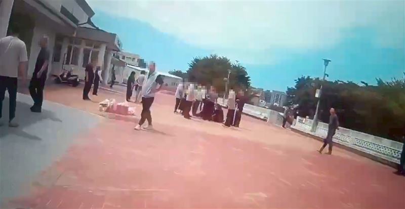 被提早火化的阿嬤家屬現場情緒激動。（圖／翻攝畫面）
