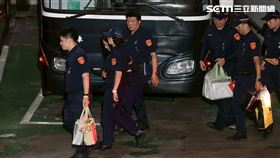 ▲和柯文哲一樣被羈押滿1年，應曉薇走下囚車，終於可以交保回家。（圖／記者鄭孟晃攝）