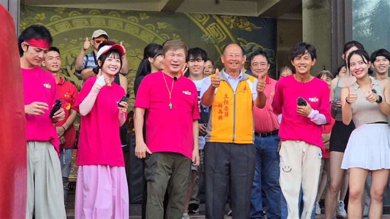佑聖宮主委林再興與胡瓜等主持群合影。（圖／翻攝自「佑聖宮」臉書）