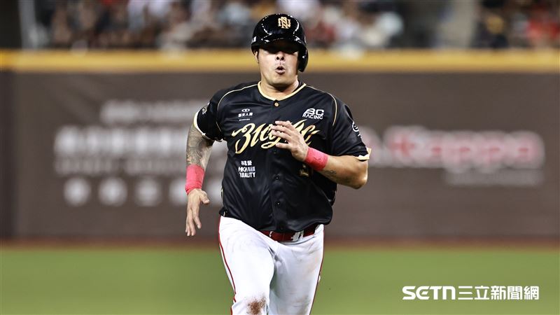 味全龍一壘手林智勝5局後退場。（圖／記者劉彥池攝影）