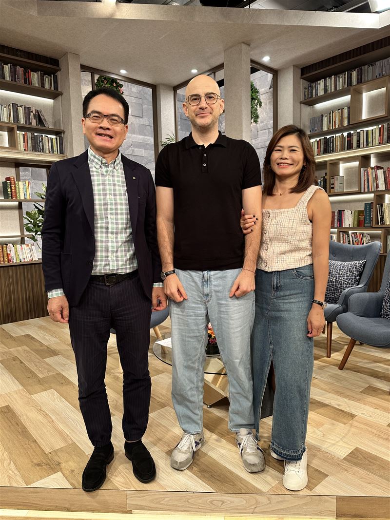 吳鳳跟老婆上鄭弘儀（左）節目。（圖／三立提供）