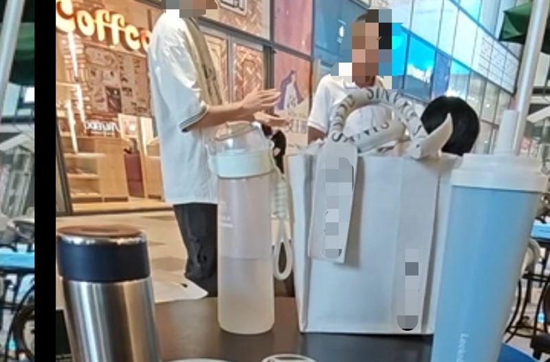 新莊宏匯廣場今年5月一名街頭藝人表演時，遭一對老翁、老婦當場怒吼干擾「可不可以安靜5分鐘」。（圖／網友提供）