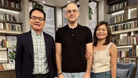 吳鳳跟老婆上鄭弘儀（左）節目。（圖／三立提供）