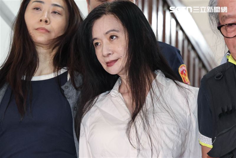 應曉薇在律師、親友陪同下，離開台北地方法院，有支持者高喊「曉薇加油」。（圖／記者鄭孟晃攝）