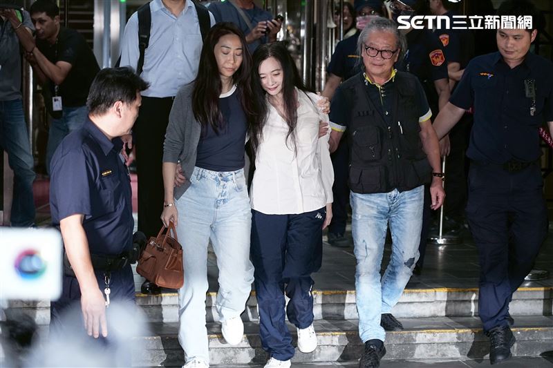 應曉薇在律師、親友陪同下，離開台北地方法院，有支持者高喊「曉薇加油」。（圖／記者鄭孟晃攝）