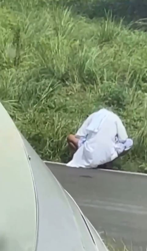 機師把鏡頭帶到窗外，無意間發現一名老人蹲在跑道附近草地上。（圖／翻攝自X）