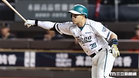 林智勝引退系列賽G1，台鋼雄鷹三壘手吳念庭打成游擊方向滾地球出局。（圖／記者劉彥池攝影）