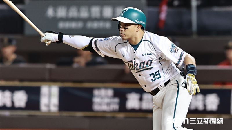台鋼雄鷹吳念庭敲回球隊前2分逆轉比數。（圖／記者劉彥池攝影）