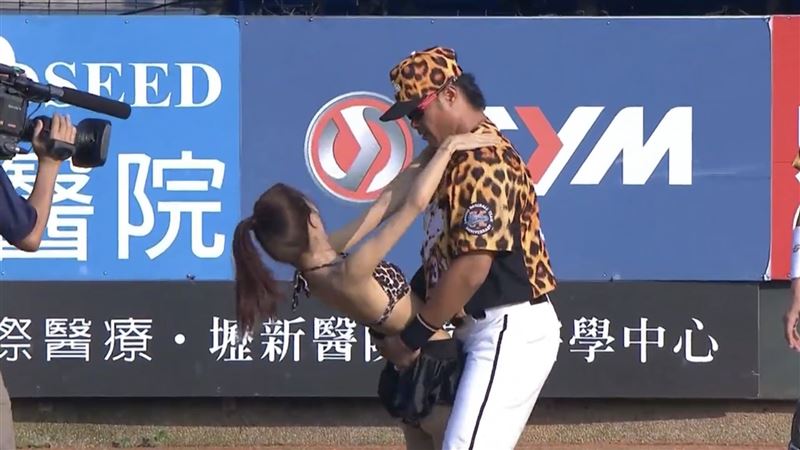「瑜珈女神」房妍穿比基尼開完球，還跳上充當捕手的林智勝身上來個熊抱，日媒《Full Count》讚嘆實在是難以置信。（圖／翻攝自中華職棒YouTube）