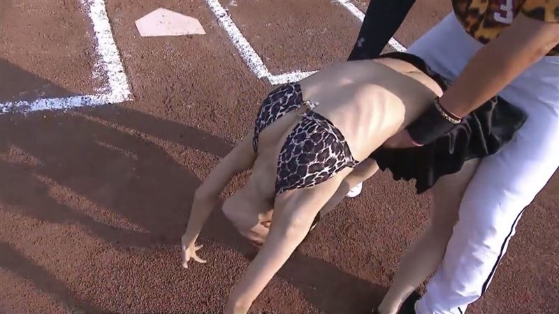「瑜珈女神」房妍穿比基尼開完球，還跳上充當捕手的林智勝身上來個熊抱，日媒《Full Count》讚嘆實在是難以置信。（圖／翻攝自中華職棒YouTube）