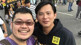 四叉貓也貼出黃國昌臉書2025/3/23發文截圖『我們沒有遊覽車、沒有餐盒，只有一顆深愛這片土地的心』，他質問「國昌老師你再說一次，你們沒有什麼？」（圖／翻攝自四叉貓臉書）

