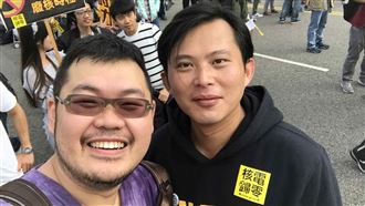 四叉貓也貼出黃國昌臉書2025/3/23發文截圖『我們沒有遊覽車、沒有餐盒，只有一顆深愛這片土地的心』，他質問「國昌老師你再說一次，你們沒有什麼？」（圖／翻攝自四叉貓臉書）

