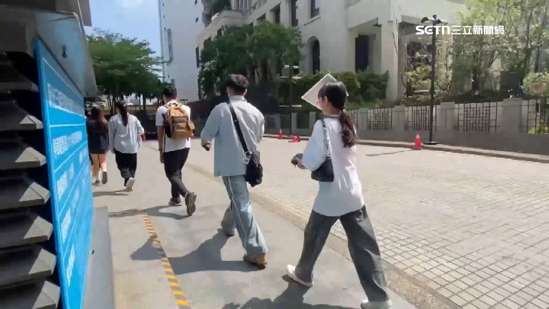 已有求職者來排隊應徵
