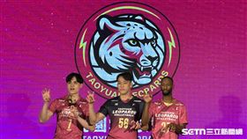 桃園雲豹飛將球員劉鴻杰（左）與隊友們出席TVBL開幕典禮。（圖／記者蔡厚瑄）