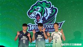 台中連莊球員吳宗軒（左）以及隊友們出席TPVL元年開季記者會。（圖／記者蔡厚瑄攝影）