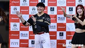 林智勝引退系列賽G1，味全龍外野手陳子豪單場3安2打點，獲選單場MVP。（圖／記者劉彥池攝影）