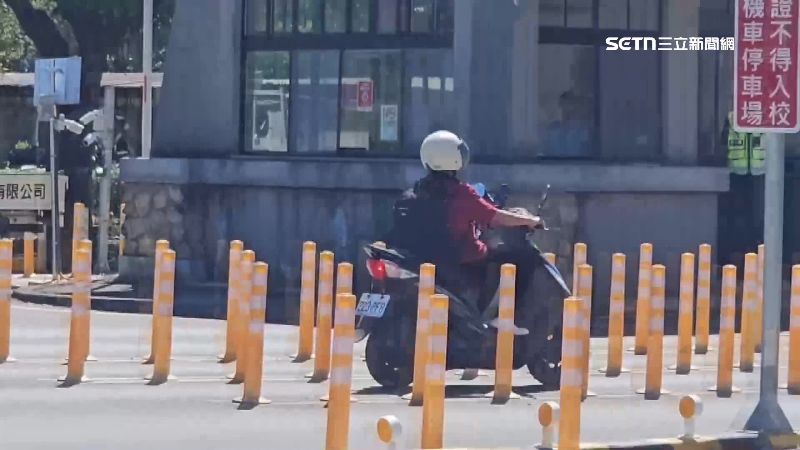 學生在取得車證前，可先向學務處申請自行車代步