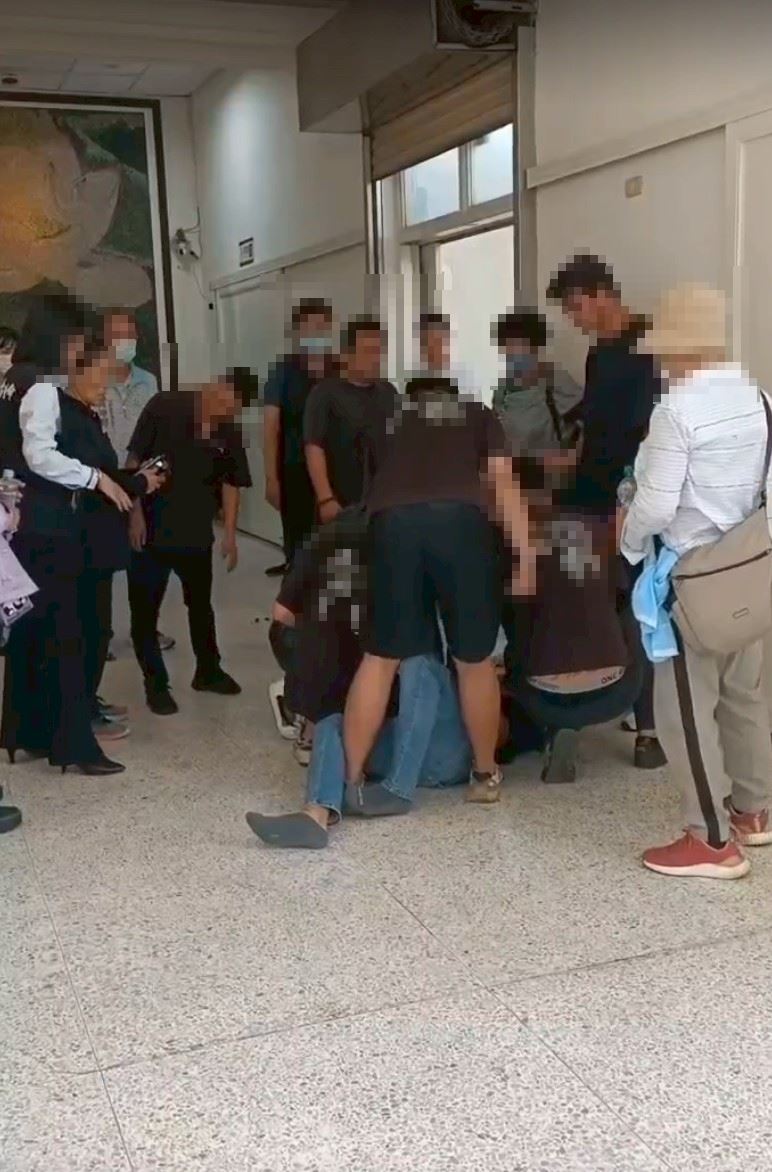 28歲的林姓外孫被殯葬業者壓制在地。（圖／民眾提供）