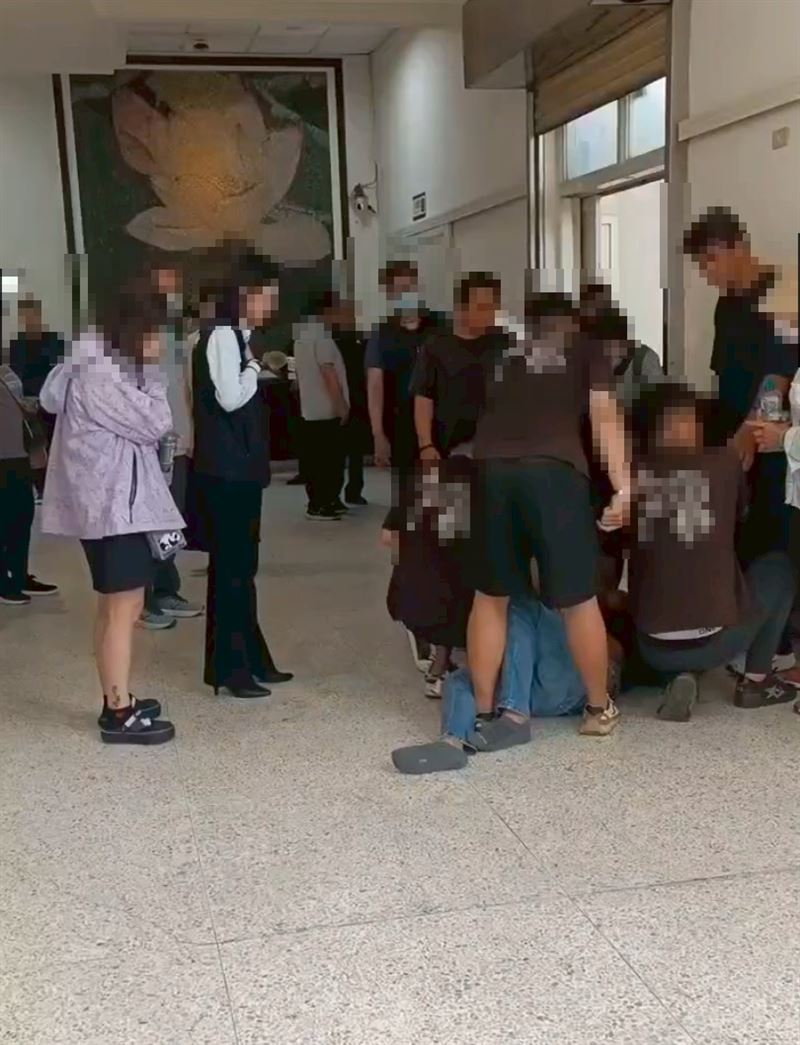 家屬跟殯葬人員爆發肢體衝突。（圖／民眾提供）