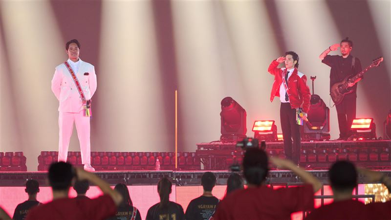 林智勝引退系列賽G1，蕭敬騰賽後獻唱和林智勝敬禮。（圖／喜鵲娛樂提供）