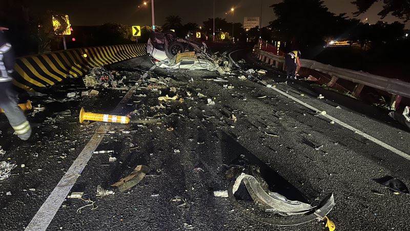 自小客國道匝道自撞護欄，全車幾乎爛成廢鐵，駕駛當場死亡。（圖／翻攝畫面）
