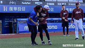 富邦悍將鈴木駿輔，與樂天桃猿教練曾豪駒互動。（圖／記者張沛嘉攝影）