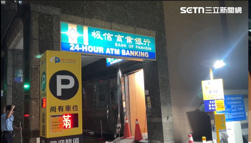 一輛休旅車不明原因衝撞板信商銀文心路分行ATM入口後逃逸，造成玻璃門粉碎。(圖/翻攝畫面)