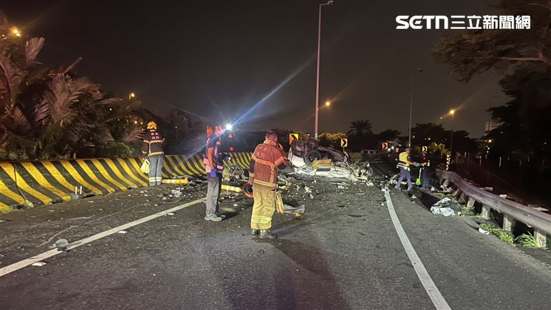 駕駛謝男當下噴飛車外，躺在斜坡草叢內，人明顯死亡，未送醫。（圖／翻攝畫面）