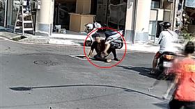 台南,台南市新營區,阿伯,行人,機車,搶匪,嫌犯,神助攻,肇事,現行犯,圖片描述。（圖／翻攝自臉書爆料公社）